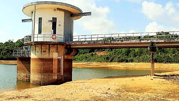 Perubahan Iklim: Kota yang Segera Kehausan Kompas/Kris Razianto Mada Permukaan Waduk Nongsa di Batam, Kepulauan Riau, menyusut lebih dari 4 meter. El Nino membuat curah hujan berkurang dan waduk tadah hujan itu sulit memulihkan cadangannya. Waduk menjadi andalan tunggal Batam untuk memenuhi kebutuhan airnya. Penyusutan cadangan waduk membuat Batam tidak punya air.