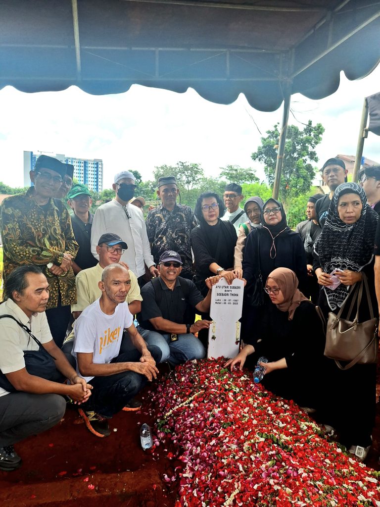 Staf LPDS, Ayu Utari atau “Bunda Riri,” Berpulang